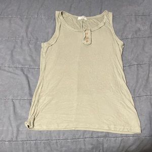 Zenana stretch tank mint color prob fits like an XL